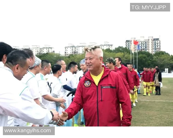 足球明星亲自邀请粉丝共乘豪车体验温馨互动瞬间